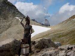 Sculpture de Vulcain avec la Pierra-Menta en arrière-plan